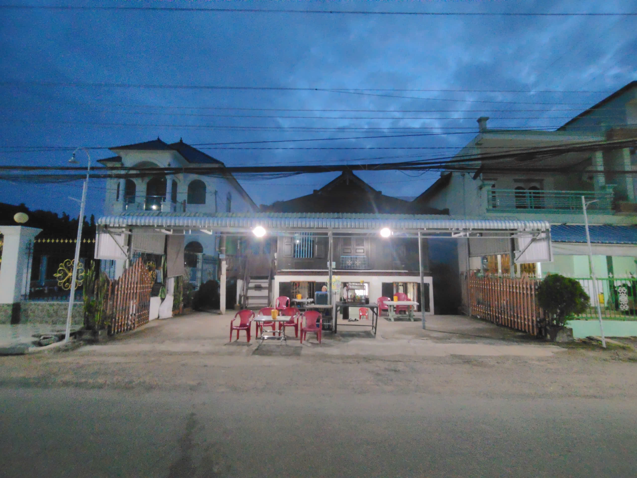 Không gian quán Cà phê Aziz ban đêm